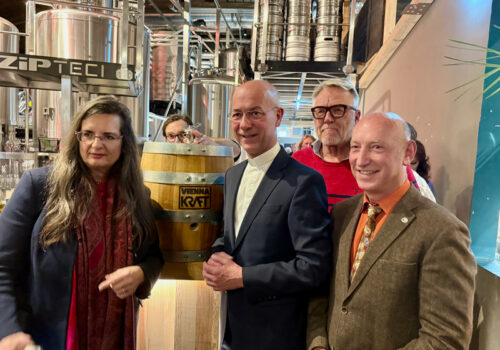 Hopfen und Malz, Gott erhalt’s: Dompfarrer Toni Faber segnet ‚Stephani‘-Bier