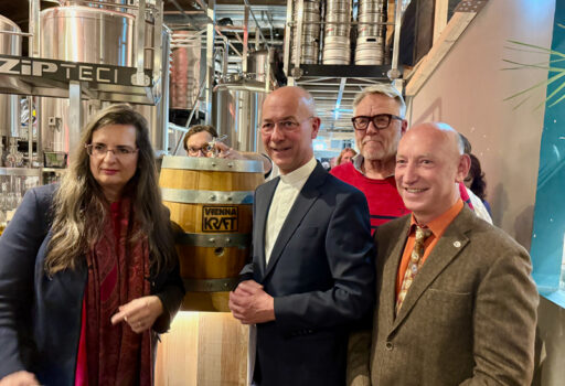 Beim Bierfass-Anstich, v. l. n. r.: ÖJC-Vorstandsmitglied Gabriela Straka, Dompfarrer Toni Faber, Florian Bollen Gleis//Garten Projekt-Management, ÖJC-Präsident Christian Stöger