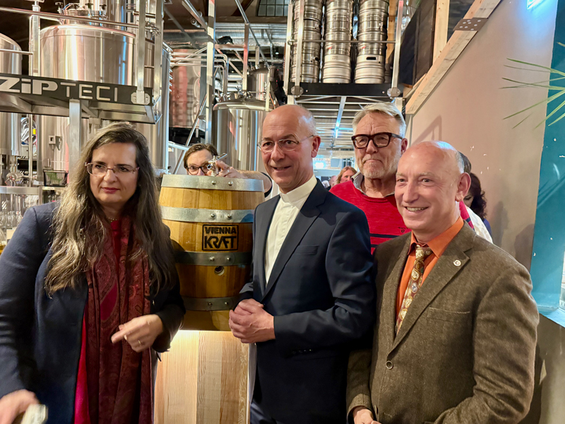Beim Bierfass-Anstich, v. l. n. r.: ÖJC-Vorstandsmitglied Gabriela Straka, Dompfarrer Toni Faber, Florian Bollen Gleis//Garten Projekt-Management, ÖJC-Präsident Christian Stöger