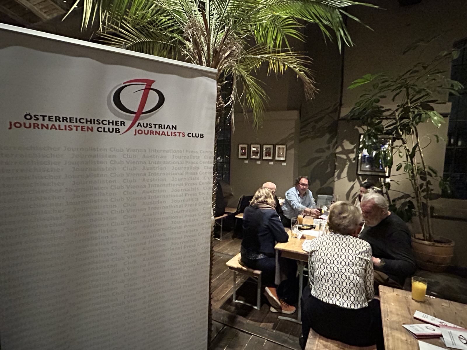 1. ÖJC-Journalisten-Stammtisch im Gleis//Garten