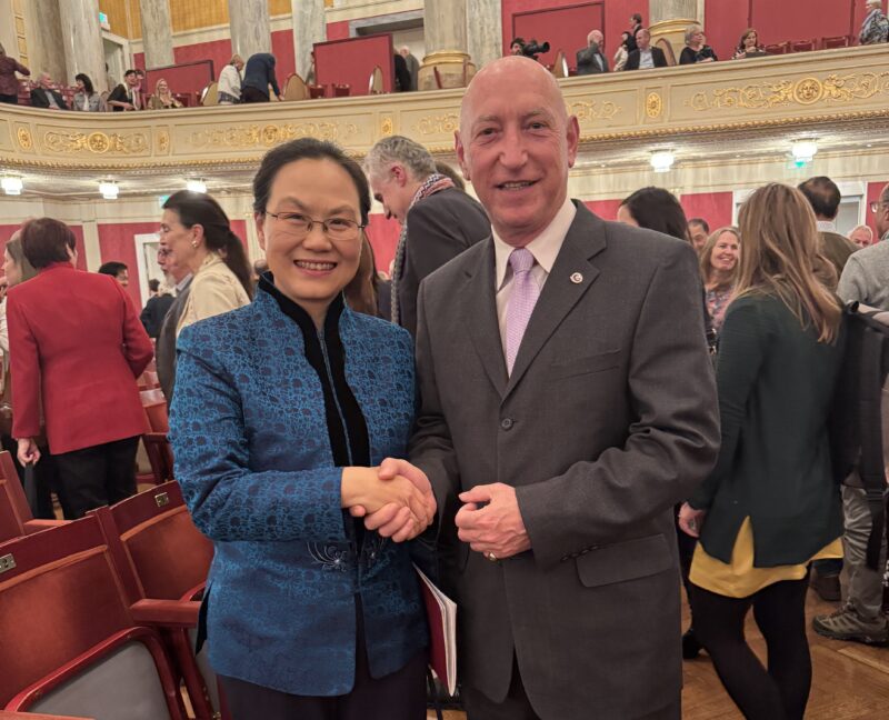 ÖJC-Präsident Stöger mit Chinas Botschafterin Qi Mei