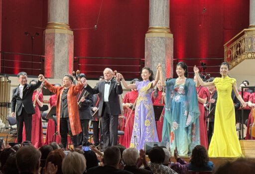 Chinesische Künstler verbeugen sich