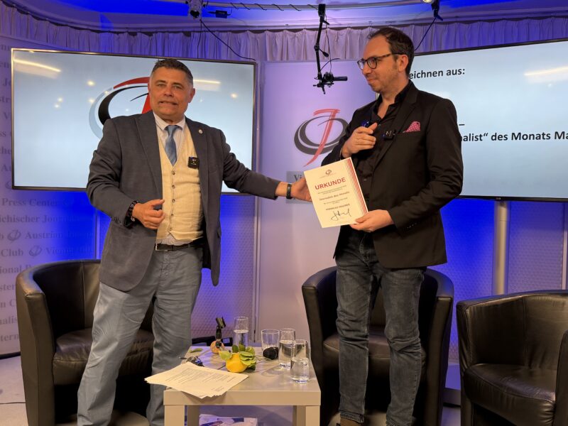 der Journalist Andreas Maurer mit John Herzog