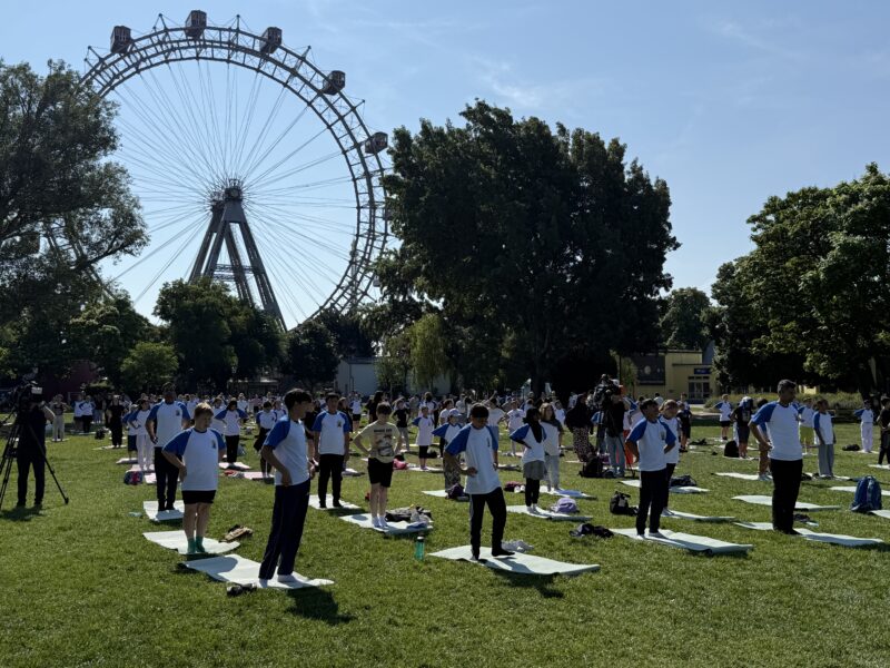 Schüler beim Yoga-Tag
